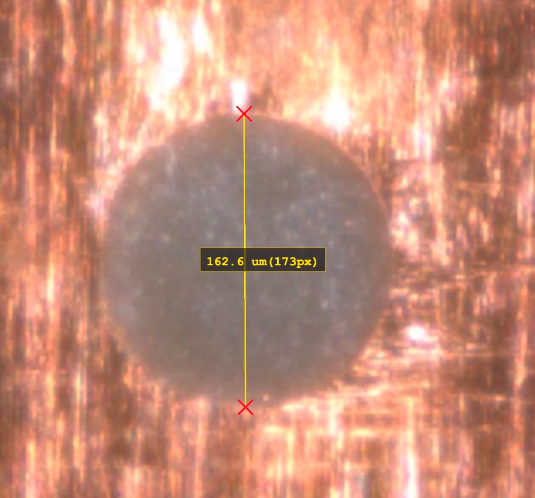 電路板塞孔孔徑量測範例，0.94µm/px 解析度下量得 162.6µm