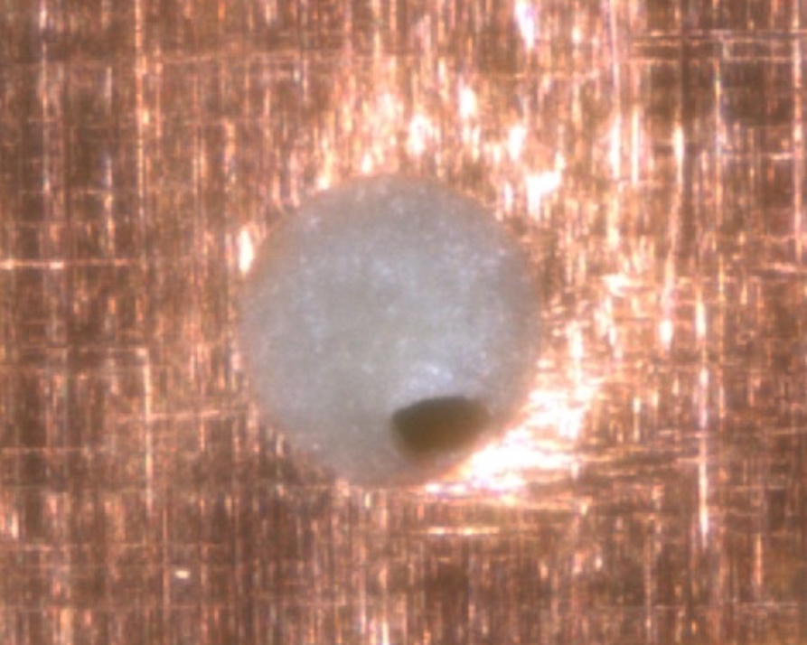 電路板塞孔破洞成像範例，0.94µm/px 下可清楚看到塞孔表面的破洞